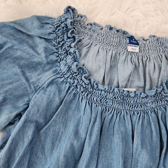 Old Navy Scoop-Neck Smocked Chambray Blouse. Size Small Tall. New. - Picture 2 of 8